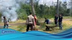 Tim Warga Bersihkan Pantai Indah Sergang Sambut Bulan Kemerdekaan