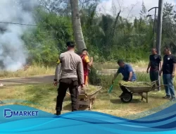 Tim Warga Bersihkan Pantai Indah Sergang Sambut Bulan Kemerdekaan